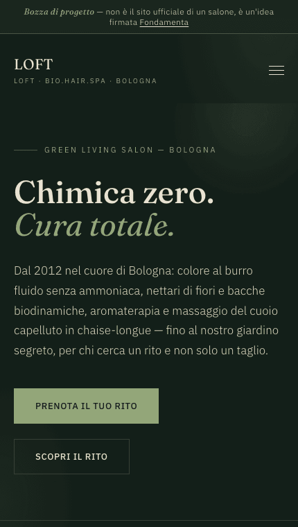 Anteprima per un salone che lavora senza ammoniaca: sfondo verde scuro, titolo “Chimica zero” e pulsante di prenotazione.